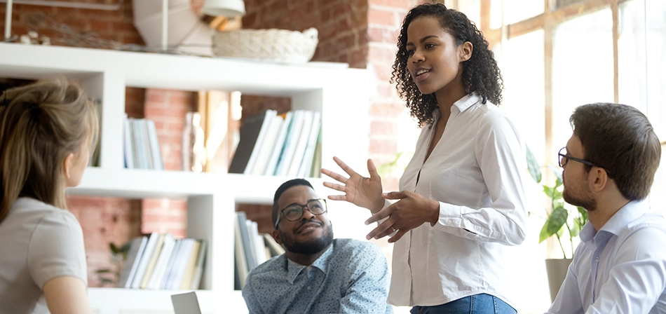 Blog 4 leader employee in workplace copy